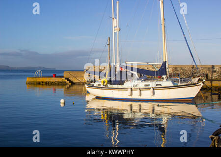 Disponibles dans les eaux calmes du port Groomsport en Irlande du Nord et représentée dans la douce lueur du soleil du milieu de l'hiver Banque D'Images