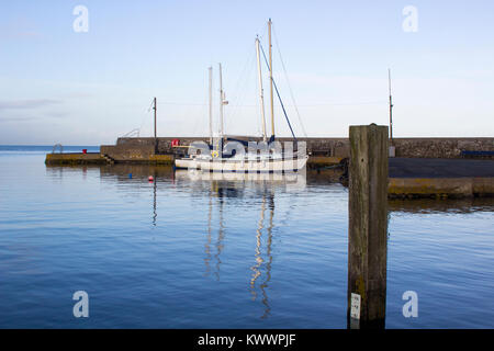 Disponibles dans les eaux calmes du port Groomsport en Irlande du Nord et représentée dans la douce lueur du soleil du milieu de l'hiver Banque D'Images