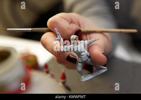 Saint-pétersbourg, Russie - le 21 février 2017 : artiste peint le soldat de plomb dans l'atelier de Niena studio. Créé en 1992, l'entreprise des fournitures pour que Banque D'Images