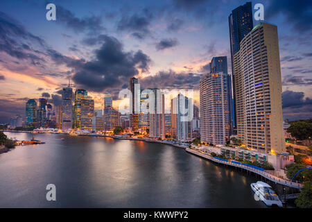 Brisbane. Cityscape image de Brisbane, Australie au cours de l'horizon le coucher du soleil spectaculaire. Banque D'Images