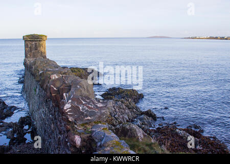 L'estran rocheux et la réplique en pierre fortifications à la station balnéaire de Groomsport à rebours en Irlande du Nord Banque D'Images