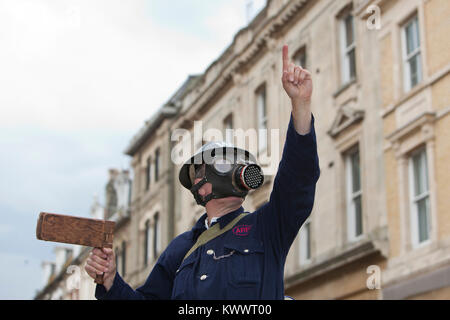 Par mesure de protection de l'air (ARP) directeur, tel que représenté par l'historien et l'organisateur de l'histroic Pycroft Ian pendant le week-end de Lowestoft 1940. Banque D'Images