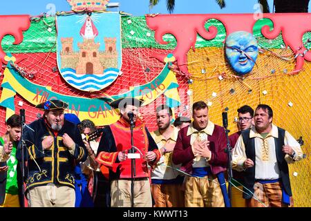 EL PUERTO DE SANTA MARIA, ESPAGNE - 7 Février : Carnaval typique chorus (chirigota) chanter pendant le carnaval dans les rues en Janvier 7, 2016 dans el pue Banque D'Images