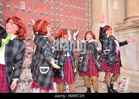 Cadix, Espagne - 8 Février : Carnaval typique chorus (chirigota) chanter pendant le carnaval dans les rues en Janvier 8, 2016 à Cadix, en Espagne. Banque D'Images