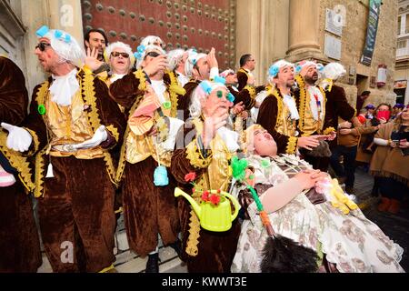 Cadix, Espagne - 8 Février : Carnaval typique chorus (chirigota) chanter pendant le carnaval dans les rues en Janvier 8, 2016 à Cadix, en Espagne. Banque D'Images