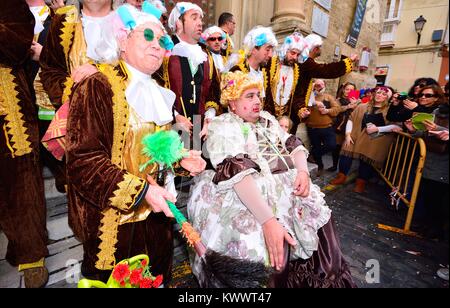 Cadix, Espagne - 8 Février : Carnaval typique chorus (chirigota) chanter pendant le carnaval dans les rues en Janvier 8, 2016 à Cadix, en Espagne. Banque D'Images