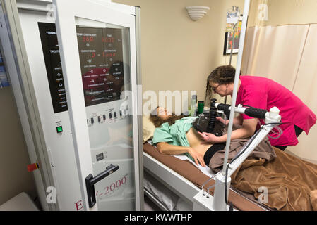 La mise en place d'infirmière Loco-Regional l'hyperthermie d'un traitement pour un patient atteint du cancer à la Clinique de santé intégré à Fort Langley, Colombie-Britannique, Canada. Banque D'Images