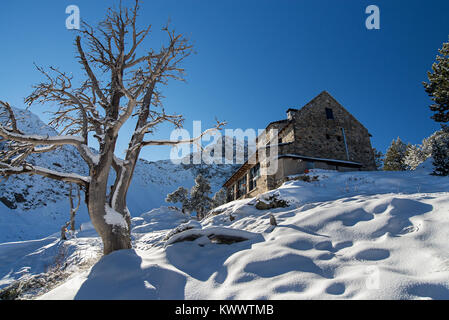 Ulldeter abri dans les Pyrénées Banque D'Images