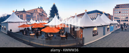 BERLIN, ALLEMAGNE - 30 décembre 2016 : Chtristmas Gandarmenmarkt marché à Berlin. Ce marché est ouvert jusqu'famos Silvester, ou la veille de Noël. Tonique Banque D'Images