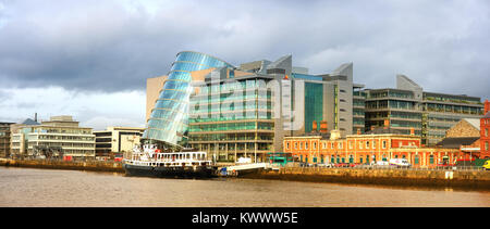 DUBLIN, IRLANDE - 1 février 2017 : image panoramique de la Convention Centre Dublin (CCD) la prise de toute rivière Liffey. Ouvert en 2010, le CCD Banque D'Images