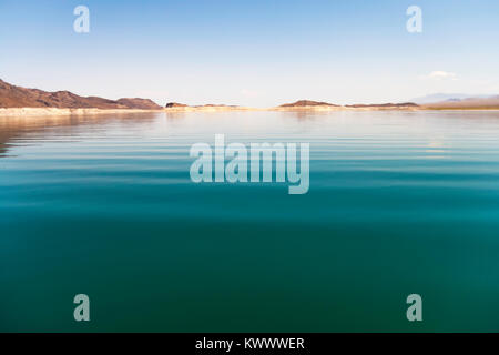 Close-up d'ondulation de l'eau bleu turquoise du lac Mead sur une claire et lumineuse journée de l'été, au Nevada. Copie grand espace. Banque D'Images