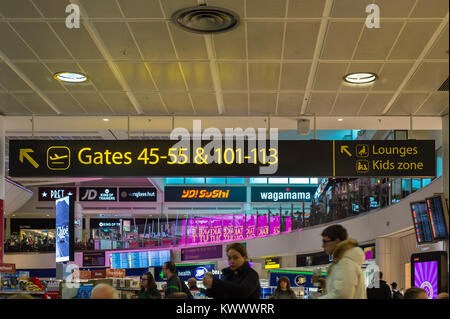 À la salle de départ Terminal Nord de Gatwick avec signalisation et restaurants Banque D'Images