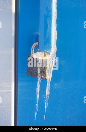 Serrure sur le boîtier de commande était couvert de glace dans le temps glacial Banque D'Images