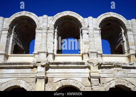 Arcades de théâtre à Arles, France Banque D'Images