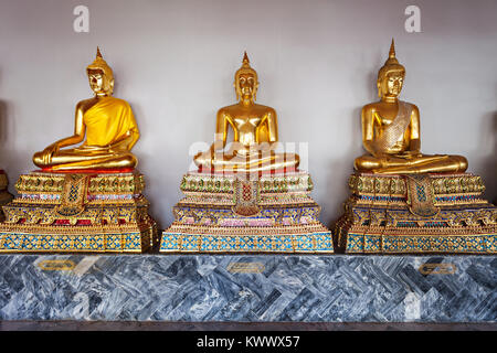 Statues de Bouddha en or de Wat Pho temple - temple bouddhiste de Bangkok, Thaïlande Banque D'Images