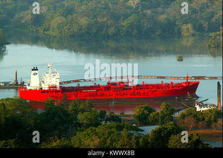 Navire d'expédition Odfjell nommé Bow Panther en passant par le Canal de Panama à Gamboa, République du Panama. Banque D'Images