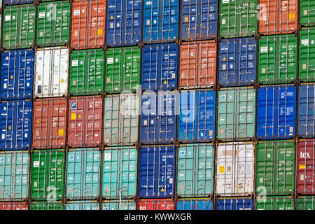 Le porte-conteneurs CSCL Brisbane en passant par le Canal de Panama, République du Panama. Banque D'Images