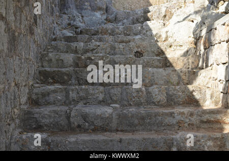 Ancien escalier en pierre dans un petit village côtier Banque D'Images