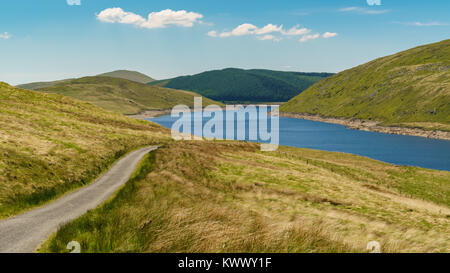 Paysage gallois et une route de campagne au Nant-y-Moch réservoir, Ceredigion, Dyfed, Pays de Galles, Royaume-Uni Banque D'Images