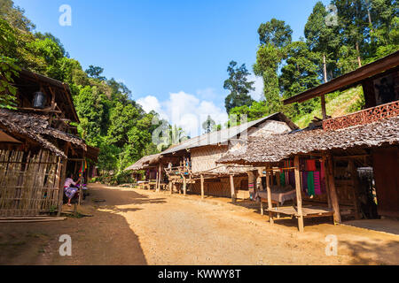 Maisons locales à long cou, village du nord de la Thaïlande Banque D'Images