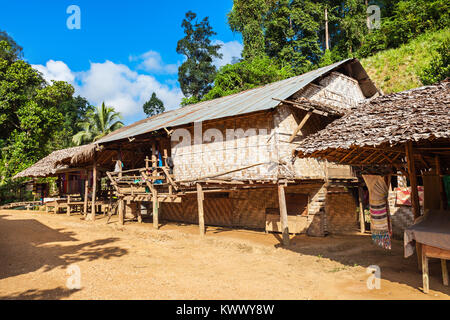 Maisons locales à long cou, village du nord de la Thaïlande Banque D'Images