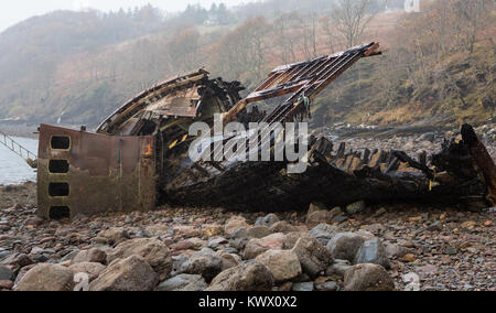 Un vieux bateau de pêche en décomposition d'autrefois se trouve sur le rivage à Diabaig Torridon, dans les Highlands écossais Banque D'Images