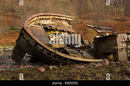 Un vieux bateau de pêche en décomposition d'autrefois se trouve sur le rivage à Diabaig Torridon, dans les Highlands écossais Banque D'Images