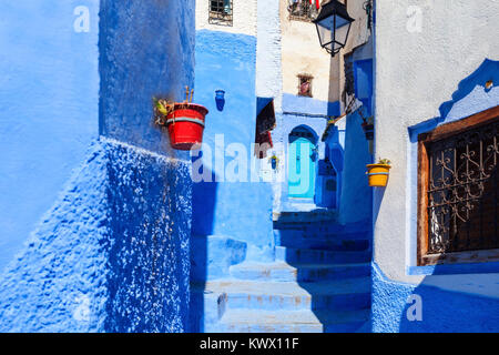 Maisons berbères bleu traditionnel à Chefchaouen, Maroc. Chefchaouen est une ville dans le nord-ouest du Maroc. Chefchaouen est connue pour ses bâtiments dans des tons o Banque D'Images