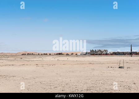 Le peuplement en face des dunes du désert du Namib à la périphérie est de Swakopmund Banque D'Images