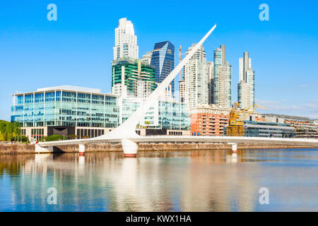 Puente de la Mujer (pont de la femme), est une passerelle pour la rotation 3 de la station d'quartier Puerto Madero de Buenos Aires, Argentine Banque D'Images