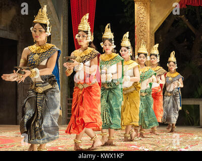 Les jeunes femmes khmères traditionnelles de la scène de danse Apsara à Siem Reap, Cambodge. Banque D'Images