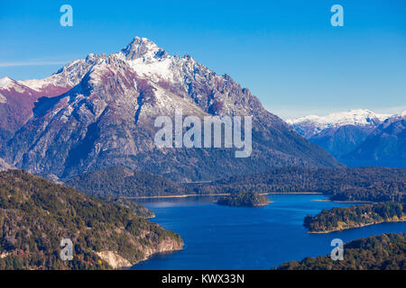 Tronador Mountain et le Lac Nahuel Huapi, Bariloche. Tronador est un stratovolcan éteint dans le sud des Andes, situé près de la ville argentine de Bar Banque D'Images