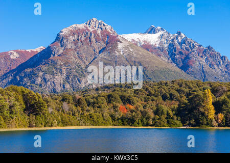 Tronador Mountain et le Lac Nahuel Huapi, Bariloche. Tronador est un stratovolcan éteint dans le sud des Andes, situé près de la ville argentine de Bar Banque D'Images