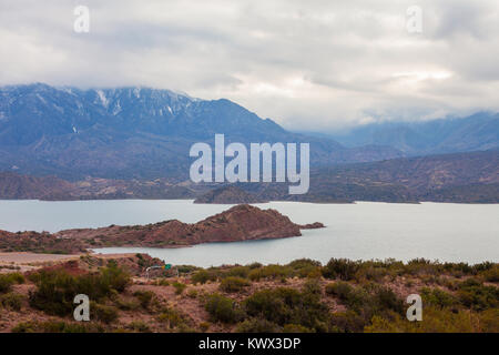 Barrage de Potrerillos est situé sur la rivière Mendoza en Argentine Vallée Potrerillos. Banque D'Images