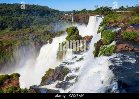 Chutes d'Iguaçu (Cataratas del Iguazu) sont les cascades de la rivière Iguazu à la frontière de l'Argentine et le Brésil. Chute d'Iguazu sont les plus grands Banque D'Images