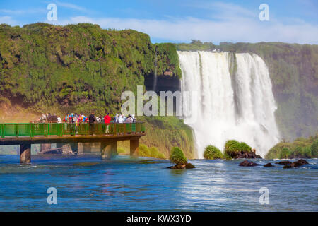 Les touristes près de l'Iguazu, les cascades de la rivière Iguazu à la frontière de l'Argentine et le Brésil. C'est l'une des sept nouvelles merveilles de la Nature. Banque D'Images