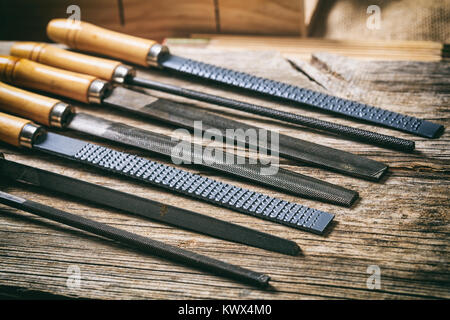 Vieux outils à main sur un fond de bois Banque D'Images