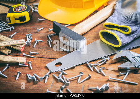 Outils à main et des ongles sur un tableau en bois Banque D'Images