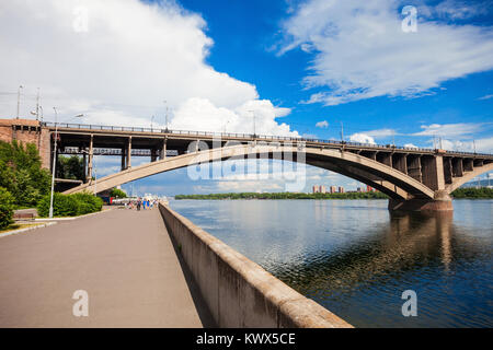 Pont communal est un pont piétonnier et automobile à travers le fleuve Ienisseï à Krasnoyarsk, Russie Banque D'Images