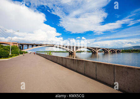 Pont communal est un pont piétonnier et automobile à travers le fleuve Ienisseï à Krasnoyarsk, Russie Banque D'Images