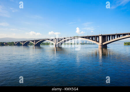 Pont communal est un pont piétonnier et automobile à travers le fleuve Ienisseï à Krasnoyarsk, Russie Banque D'Images