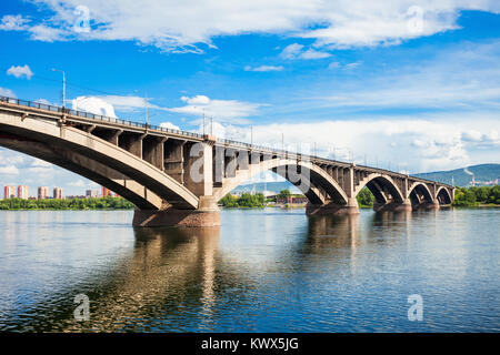 Pont communal est un pont piétonnier et automobile à travers le fleuve Ienisseï à Krasnoyarsk, Russie Banque D'Images