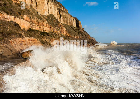 Marée de tempête battant dans le grès des falaises de l'Est à Hastings. Banque D'Images