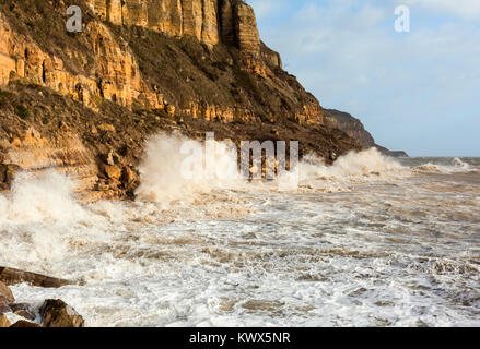 Marée de tempête battant dans le grès des falaises de l'Est à Hastings. Banque D'Images