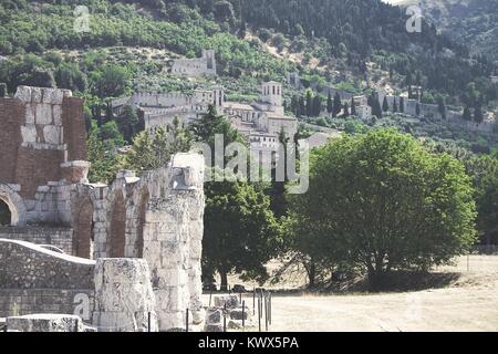 Vista dell'antica Città di Cortona, Toscane, Italie, con l'anfiteatro situato alle porte dellacittà Banque D'Images