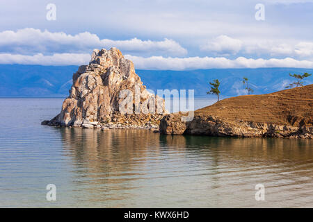 Les chamans (chamanka Rock) sur Baikal Lake près de Varna à l'île Olkhon en Sibérie, Russie. Le lac Baïkal est le plus grand lac d'eau douce dans le monde. Banque D'Images