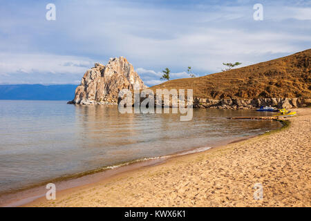 Les chamans (chamanka Rock) sur Baikal Lake près de Varna à l'île Olkhon en Sibérie, Russie. Le lac Baïkal est le plus grand lac d'eau douce dans le monde. Banque D'Images