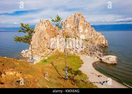 Les chamans (chamanka Rock) sur Baikal Lake près de Varna à l'île Olkhon en Sibérie, Russie. Le lac Baïkal est le plus grand lac d'eau douce dans le monde. Banque D'Images