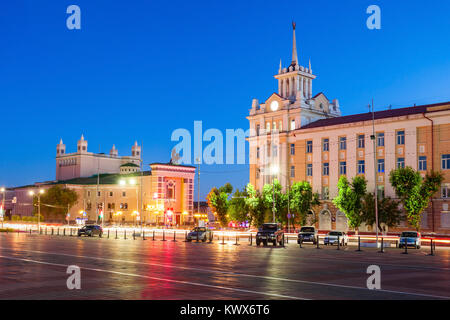 Langue bouriate State Academic Opera and Ballet Theatre et Dom Radio (Radio House) dans Ulan-Ude, la République de Bouriatie, en Russie Banque D'Images