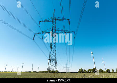 Pylônes électriques et d'une ligne de transmission de puissance vu en Allemagne Banque D'Images